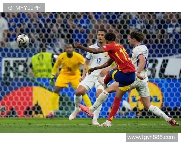 当足球巨星放声大笑时激情与魅力在球场之外同样闪耀 当足球巨星放声大笑时激情与魅力在球场之外同样闪耀