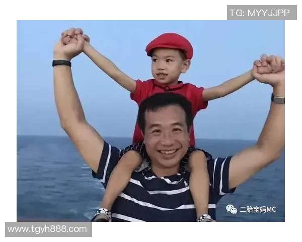 足球球星带娃遛弯展现亲子时光 父爱如山与孩子共度快乐时刻 足球球星带娃遛弯展现亲子时光 父爱如山与孩子共度快乐时刻