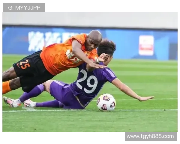 足球明星轻微摔倒瞬间引发热议 球迷们的不同反应和分析